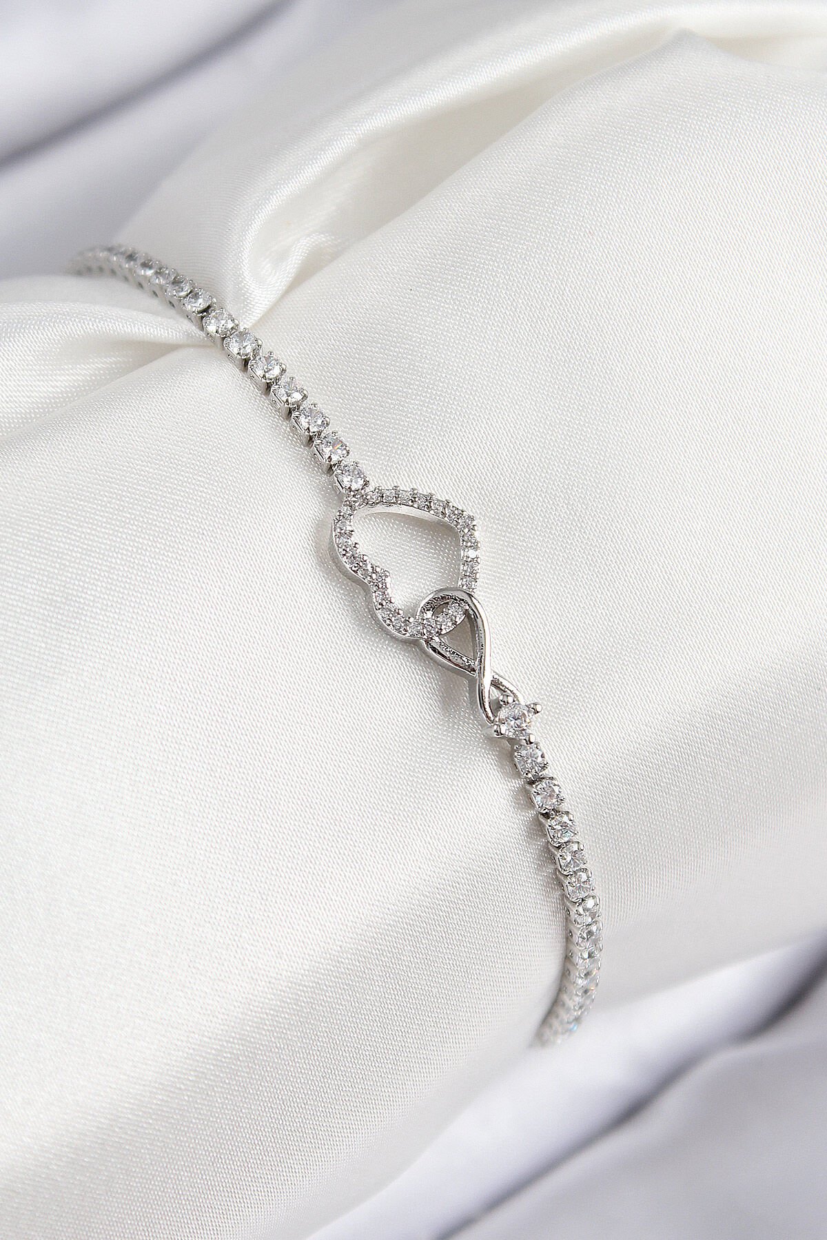 Pirinç Zirkon Taşlı Sonsuzluk Kalp Model Gümüş Renk Kadın Bileklik - TJ-BB7692