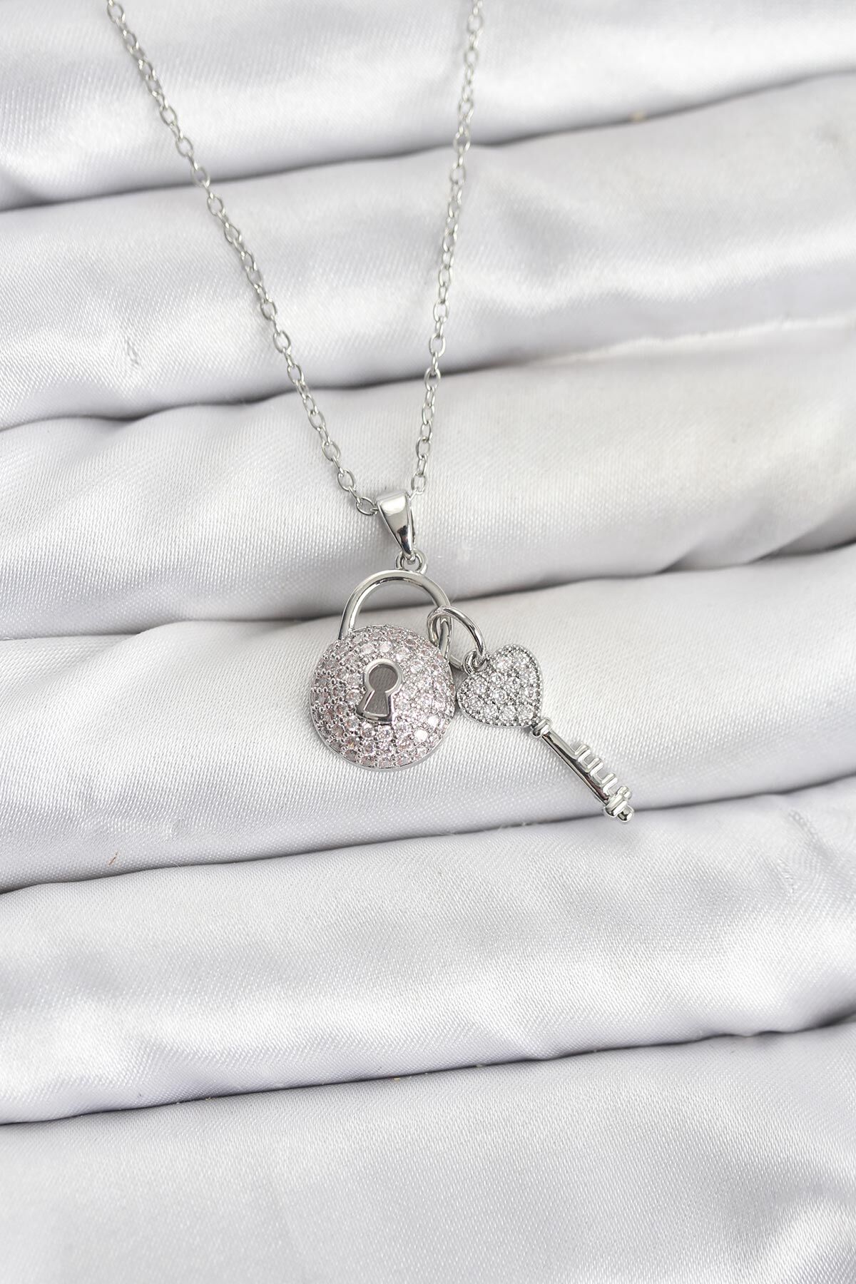 316L Çelik Zincir Gümüş Renk Kilit Anahtar Model Zirkon Taşlı Kadın Kolye - TJ-BKO10880