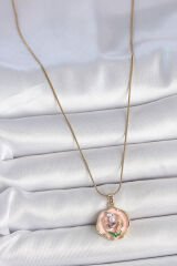 316L Çelik Gold Renk Zincir Pembe Renkli Çiçek İşlemeli İnci Detay Portre Model Kadın Kolye - TJ-BKO10075