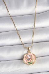 316L Çelik Gold Renk Zincir Pembe Renkli Çiçek İşlemeli İnci Detay Portre Model Kadın Kolye - TJ-BKO10075