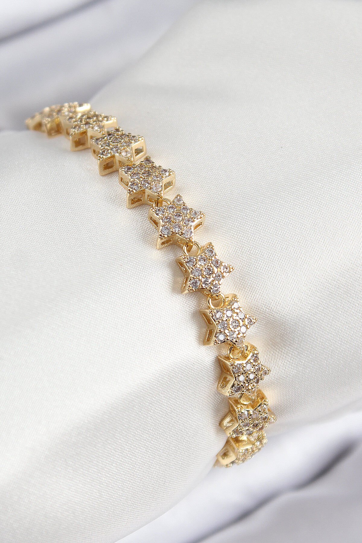 VIP Seri Pirinç Zirkon Taşlı Sıralı Yıldız Model Gold Renk Kadın Bileklik - TJ-BB7697