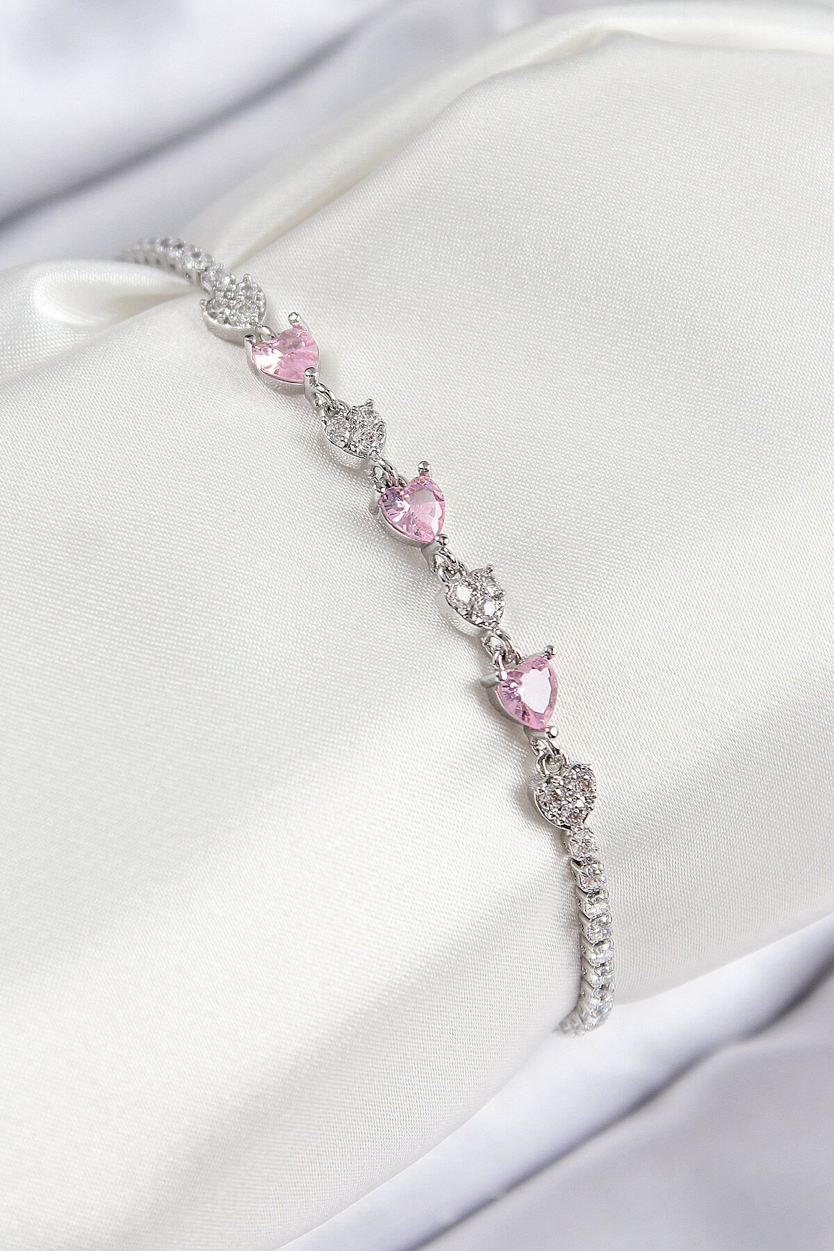 Pirinç Zirkon Taşlı Pembe Kalp Model Gümüş Renk Kadın Bileklik - TJ-BB7698