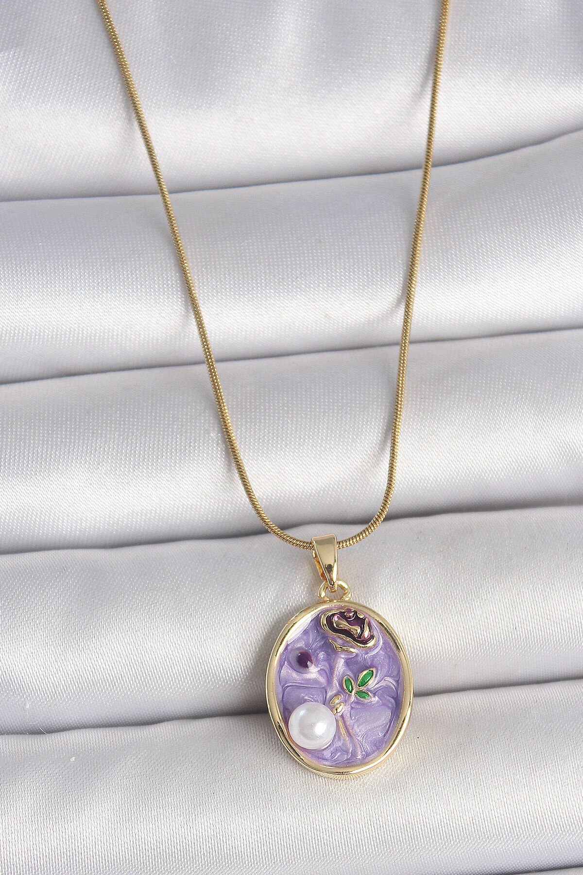 316L Çelik Gold Renk Zincir Mor Çiçek İşlemeli İnci Detay Portre Model Kadın Kolye - TJ-BKO10078
