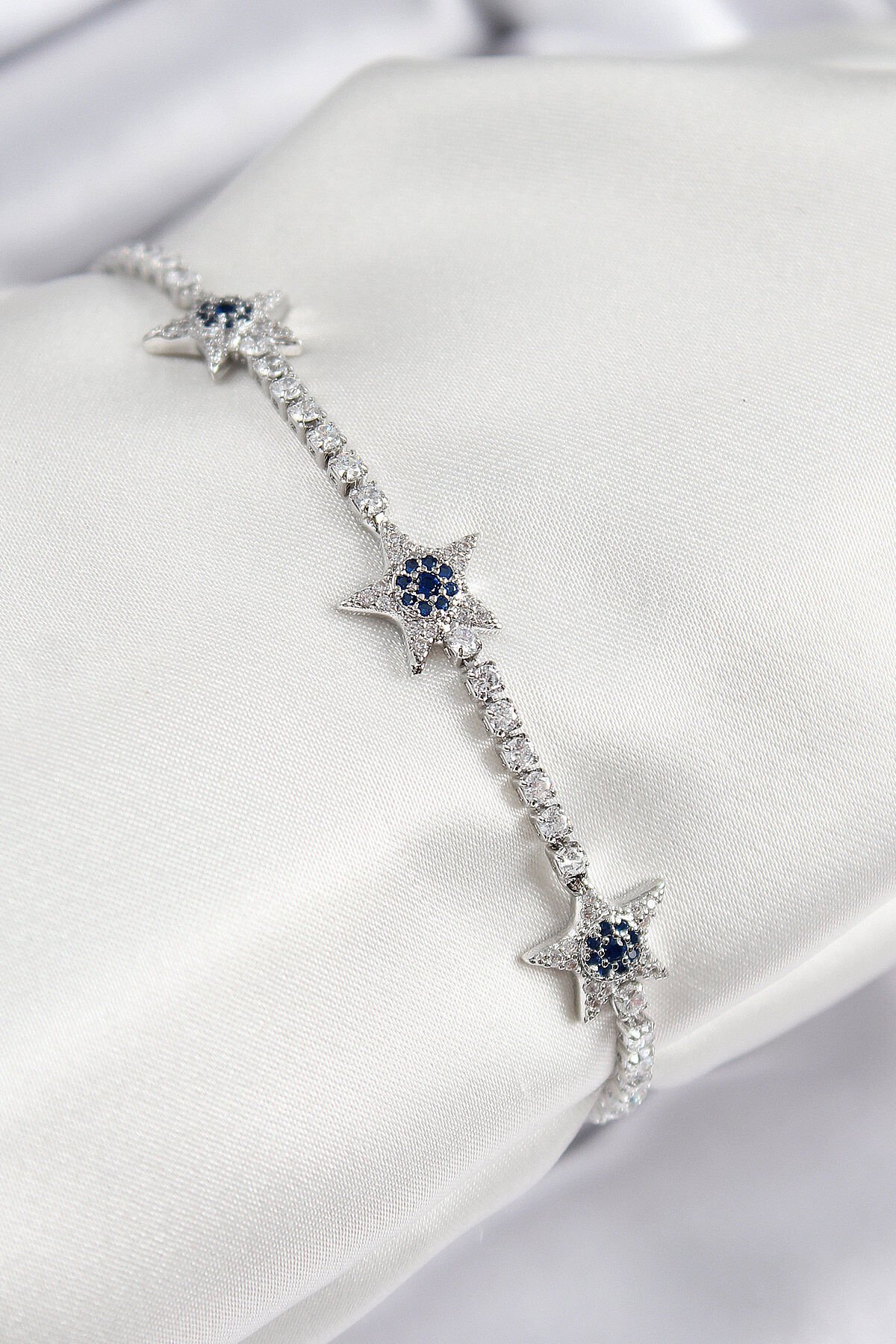 Pirinç Zirkon Taşlı Yıldız Model Gümüş Renk Kadın Bileklik - TJ-BB7700