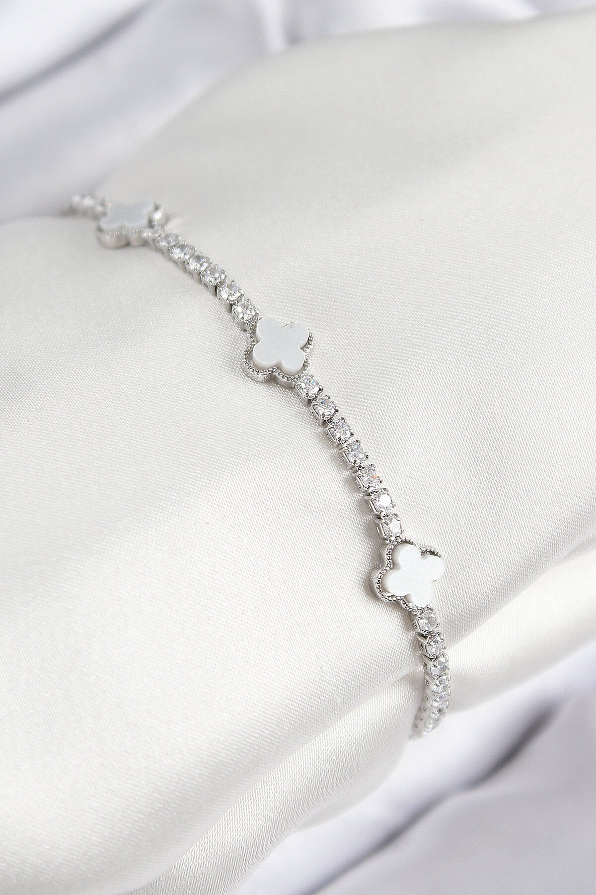 Pirinç Zirkon Taşlı Yonca Model Gümüş Renk Kadın Bileklik - TJ-BB7702