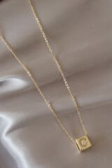 Gold Renk Zirkon Taşlı Küp Model C Harfli Kolye - TJ-BKO5199