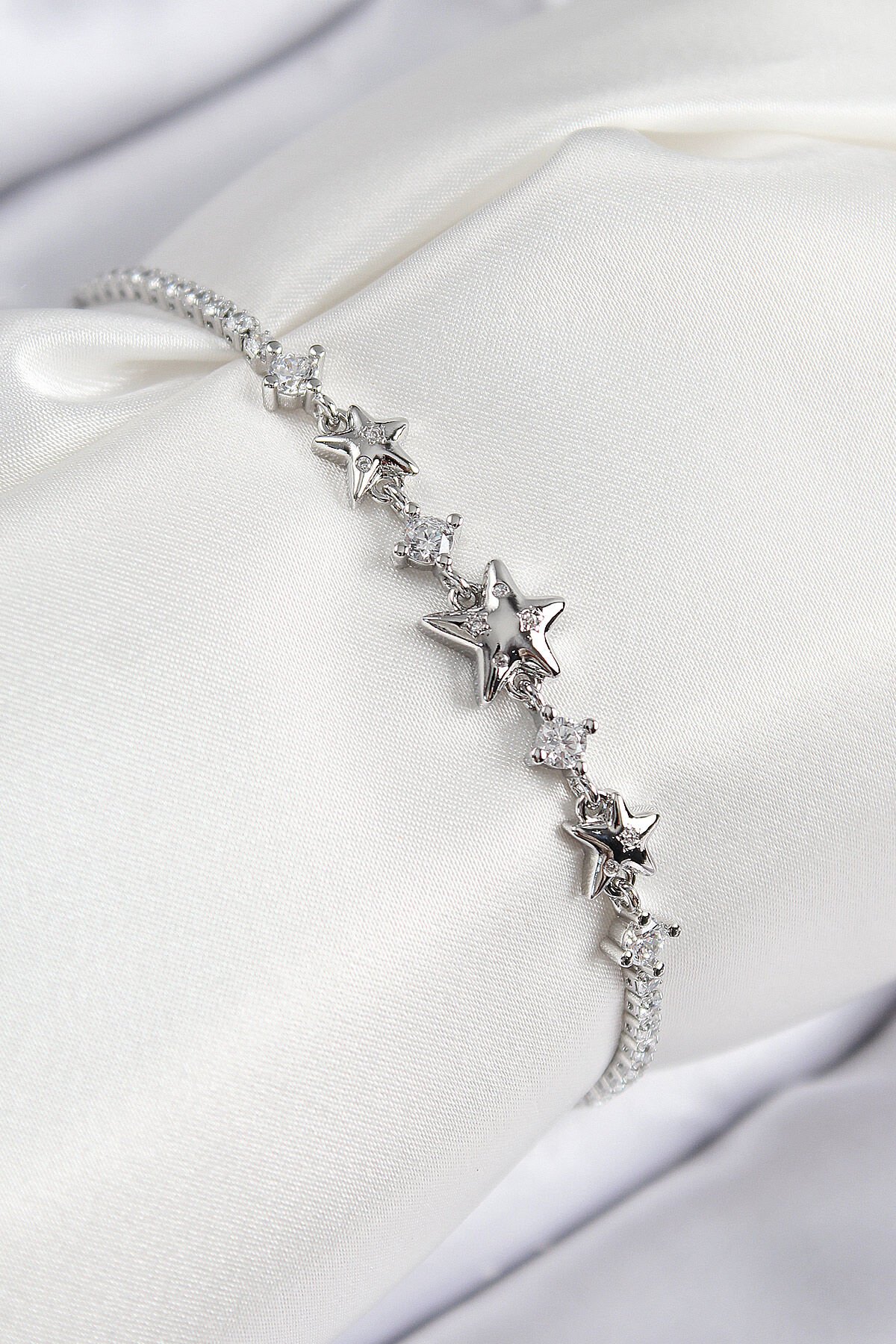 Pirinç Zirkon Taşlı Yıldız Model Gümüş Renk Kadın Bileklik - TJ-BB7706