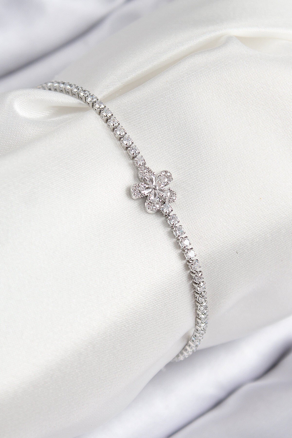 Pirinç Zirkon Taşlı Çiçek Model Gümüş Renk Kadın Bileklik - TJ-BB7708