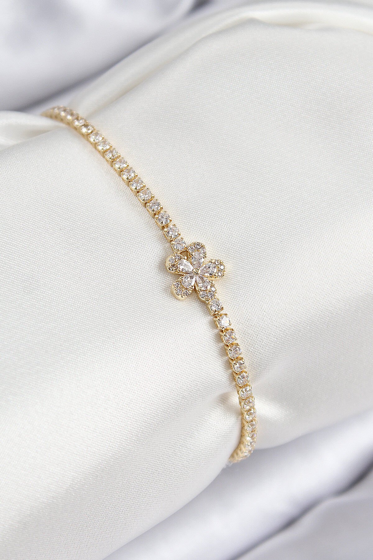 Pirinç Zirkon Taşlı Çiçek Model Gold Renk Kadın Bileklik - TJ-BB7709