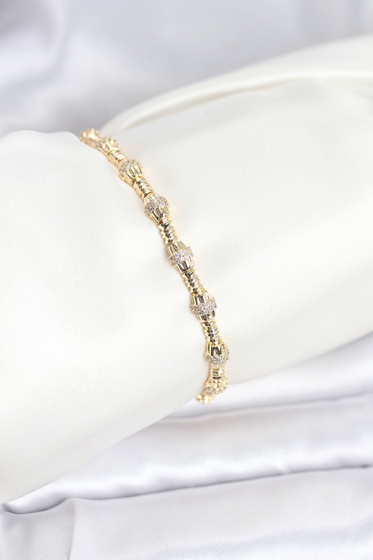 Pirinç Gold Renk VIP Seri Punta Model Zirkon Taşlı Kadın Bileklik - TJ-BB8269