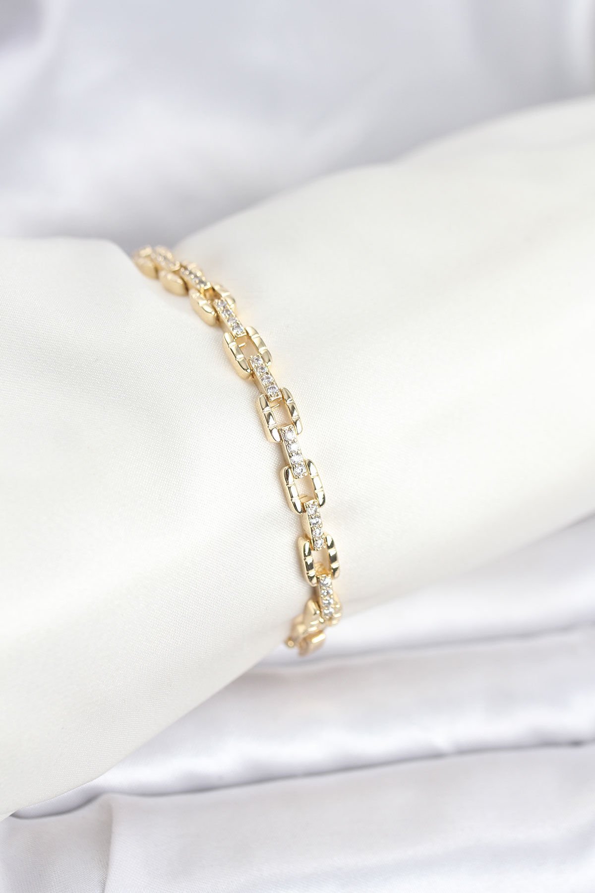 Pirinç Gold Renk VIP Seri Zincir Model Zirkon Taşlı Kadın Bileklik - TJ-BB8270