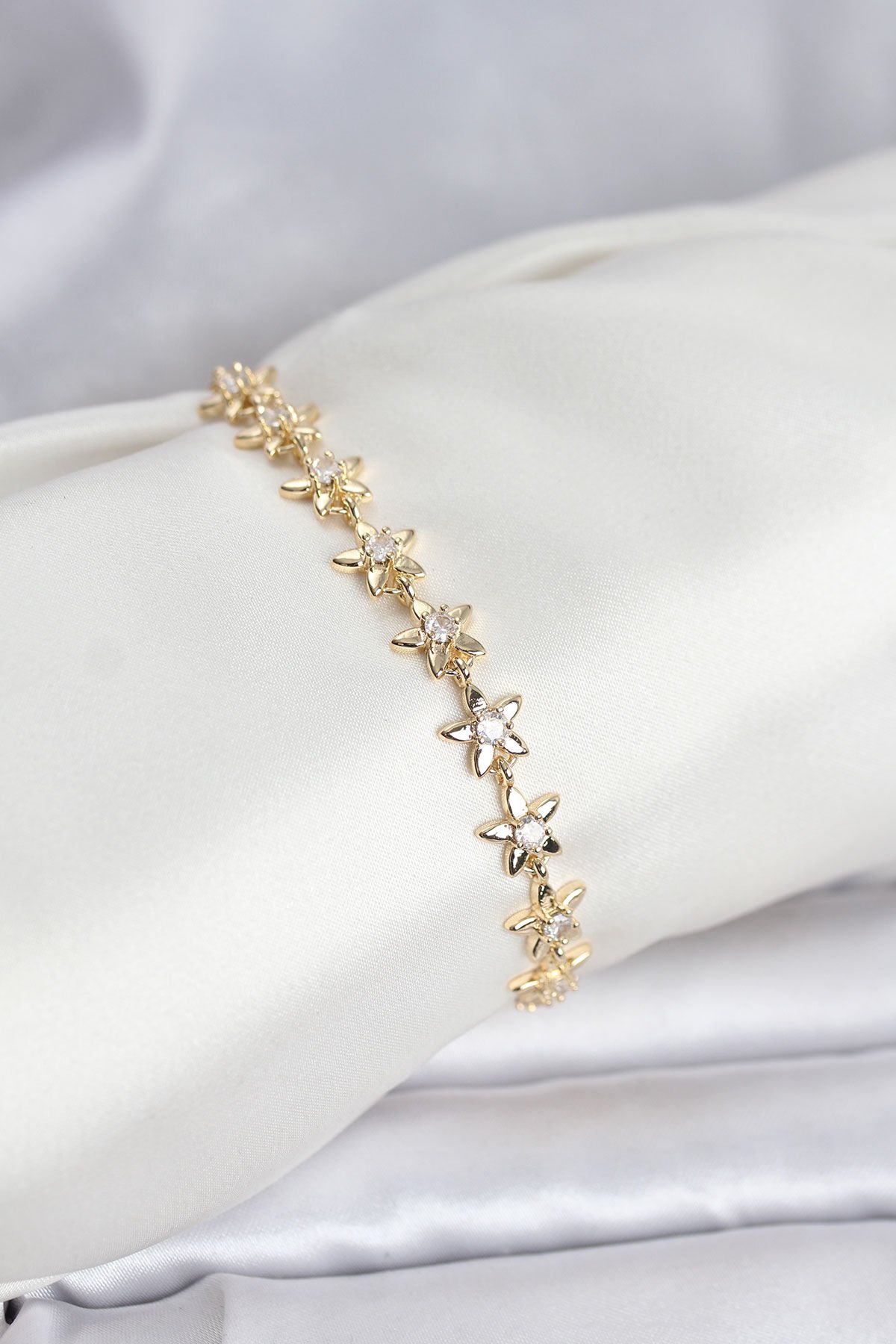 Pirinç Gold Renk VIP Seri Sıralı Taşlı Yıldız Model Zirkon Taşlı Kadın Bileklik - TJ-BB8272