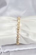 Pirinç Gold Renk VIP Seri Sıralı Yonca Model Zirkon Taşlı Kadın Bileklik - TJ-BB8273