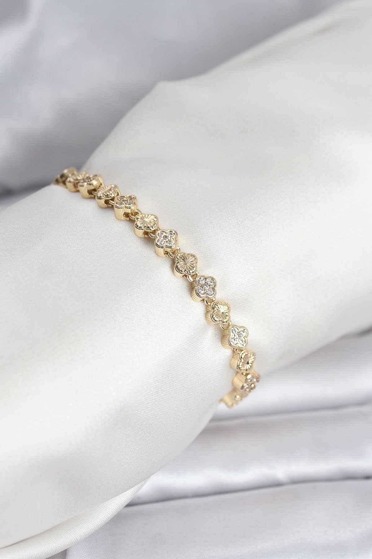 Pirinç Gold Renk VIP Seri Sıralı Yonca Model Zirkon Taşlı Kadın Bileklik - TJ-BB8273