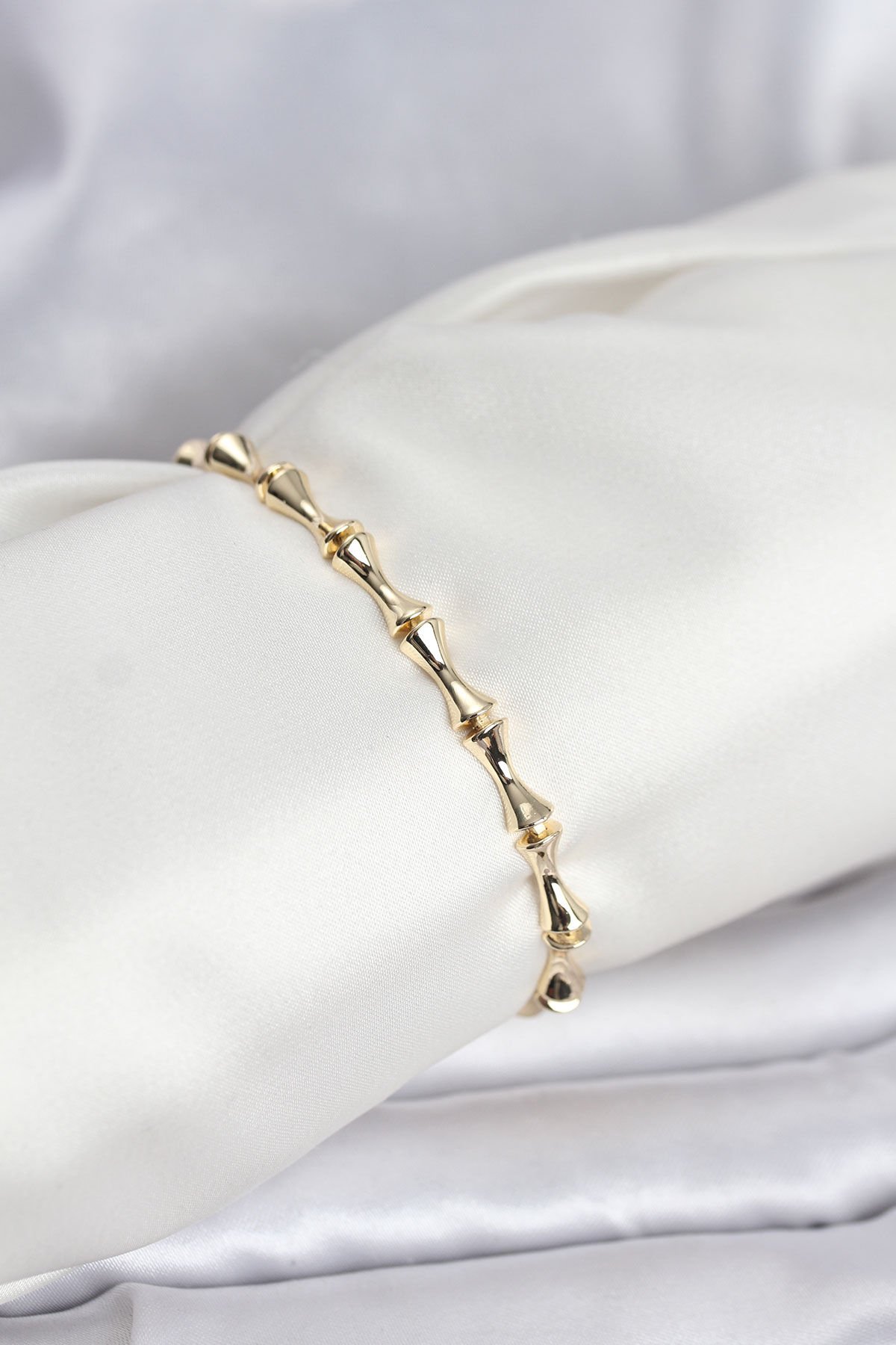 Pirinç Gold Renk VIP Seri Kemik Model Zirkon Taşlı Kadın Bileklik - TJ-BB8275