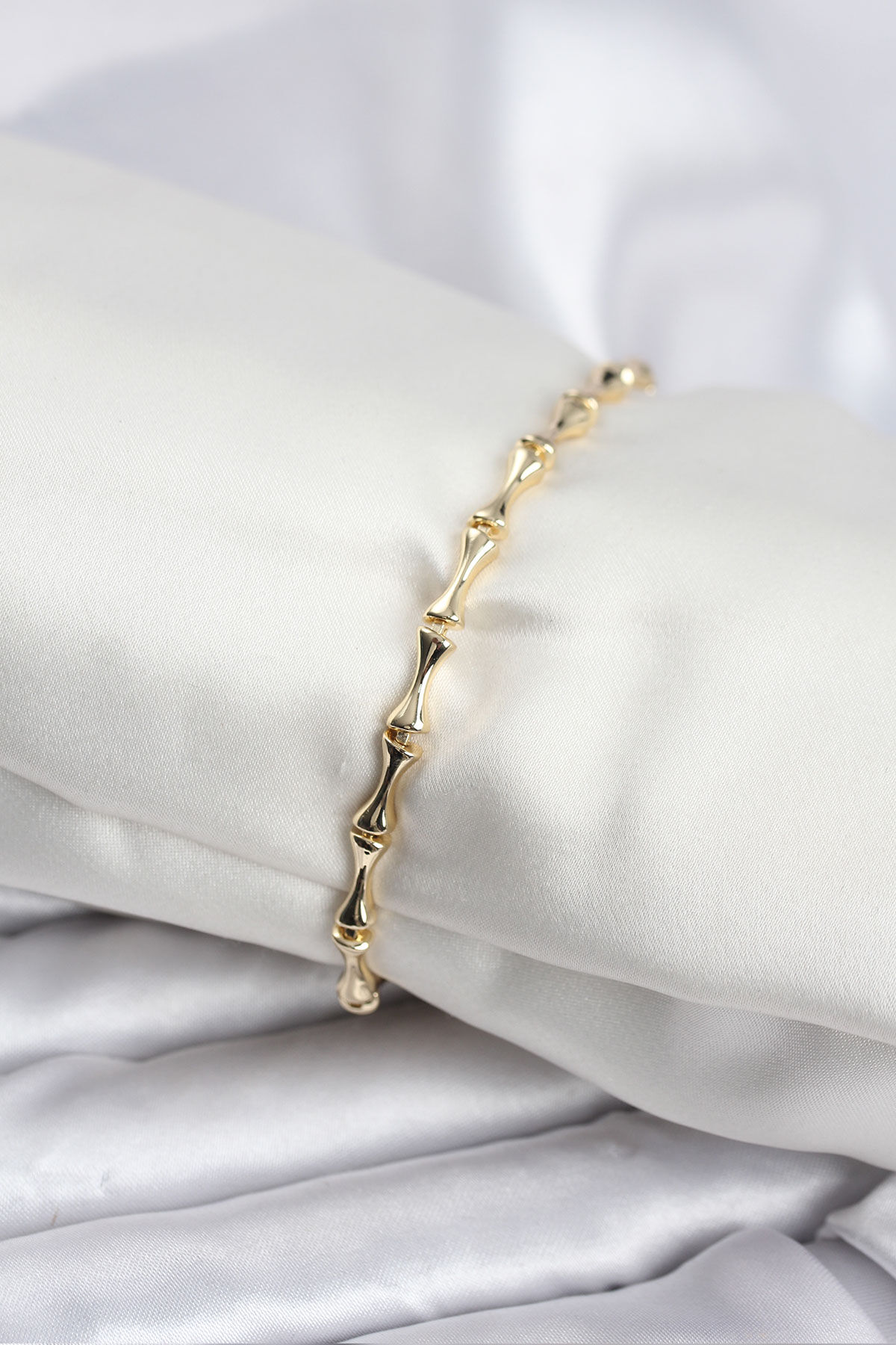 Pirinç Gold Renk VIP Seri İnce Kemik Model Zirkon Taşlı Kadın Bileklik - TJ-BB8276