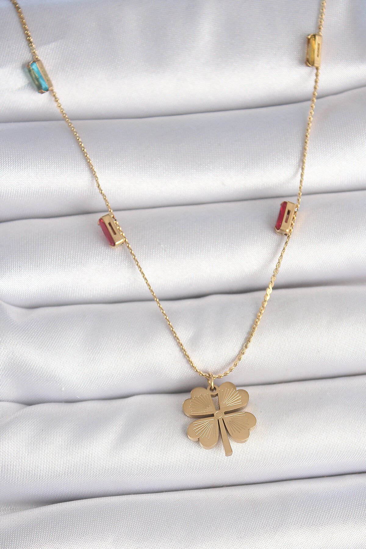 316L Çelik Gold Renk Yonca Figür Zirkon Taş Detaylı Kadın Kolye - TJ-BKO10122