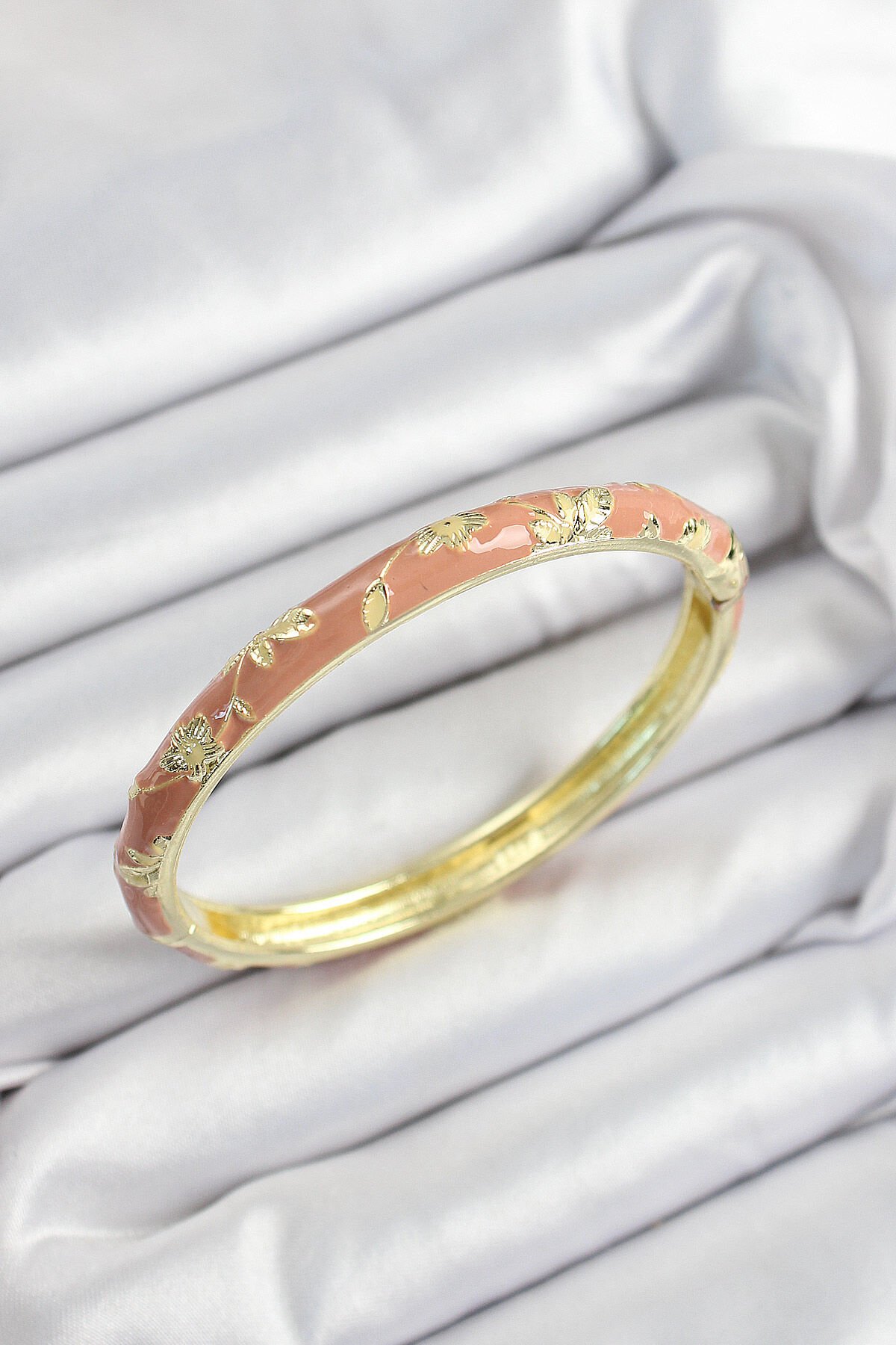 Mineli Pirinç Pembe Çiçek Motifli Gold Renk Kadın Kelepçe - TJ-BB7440