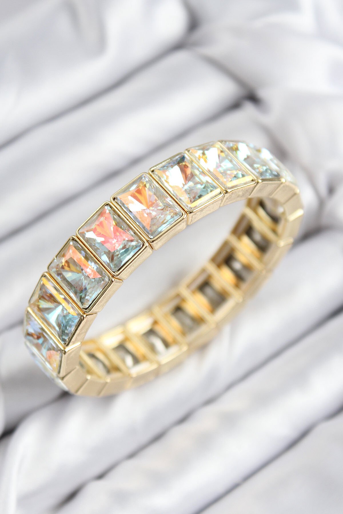 Pirinç Zirkon taşlı Dikdörtgen Gold Renk Lastikli Kadın Bileklik - TJ-BB7710