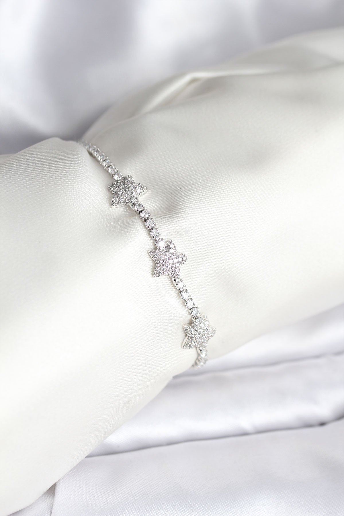 Yıldız Model Zirkon Taşlı Gümüş Renk Pirinç Su Yolu Kadın Bileklik - TJ-BB8097