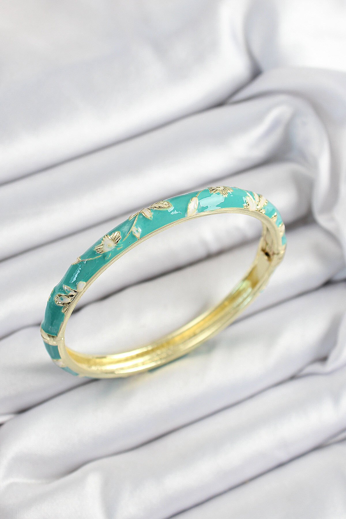 Mineli Pirinç Yeşil Çiçek Motifli Gold Renk Kadın Kelepçe - TJ-BB7442