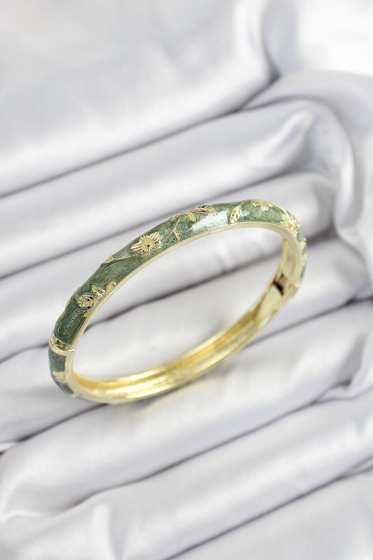 Mineli Pirinç Koyu Yeşil Çiçek Motifli Gold Renk Kadın Kelepçe - TJ-BB7445