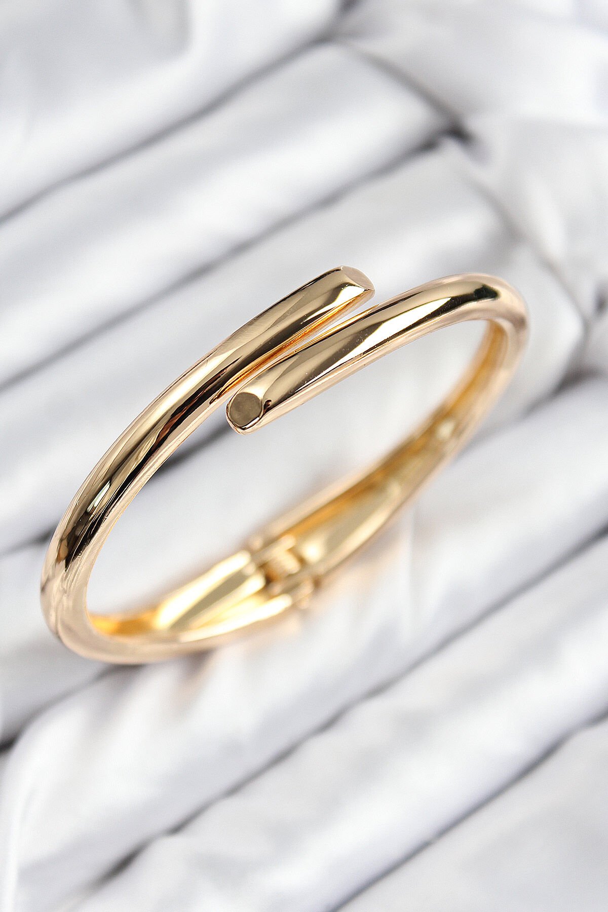 Pirinç Kesik Model Gold Renk Kadın Kelepçe - TJ-BB7714