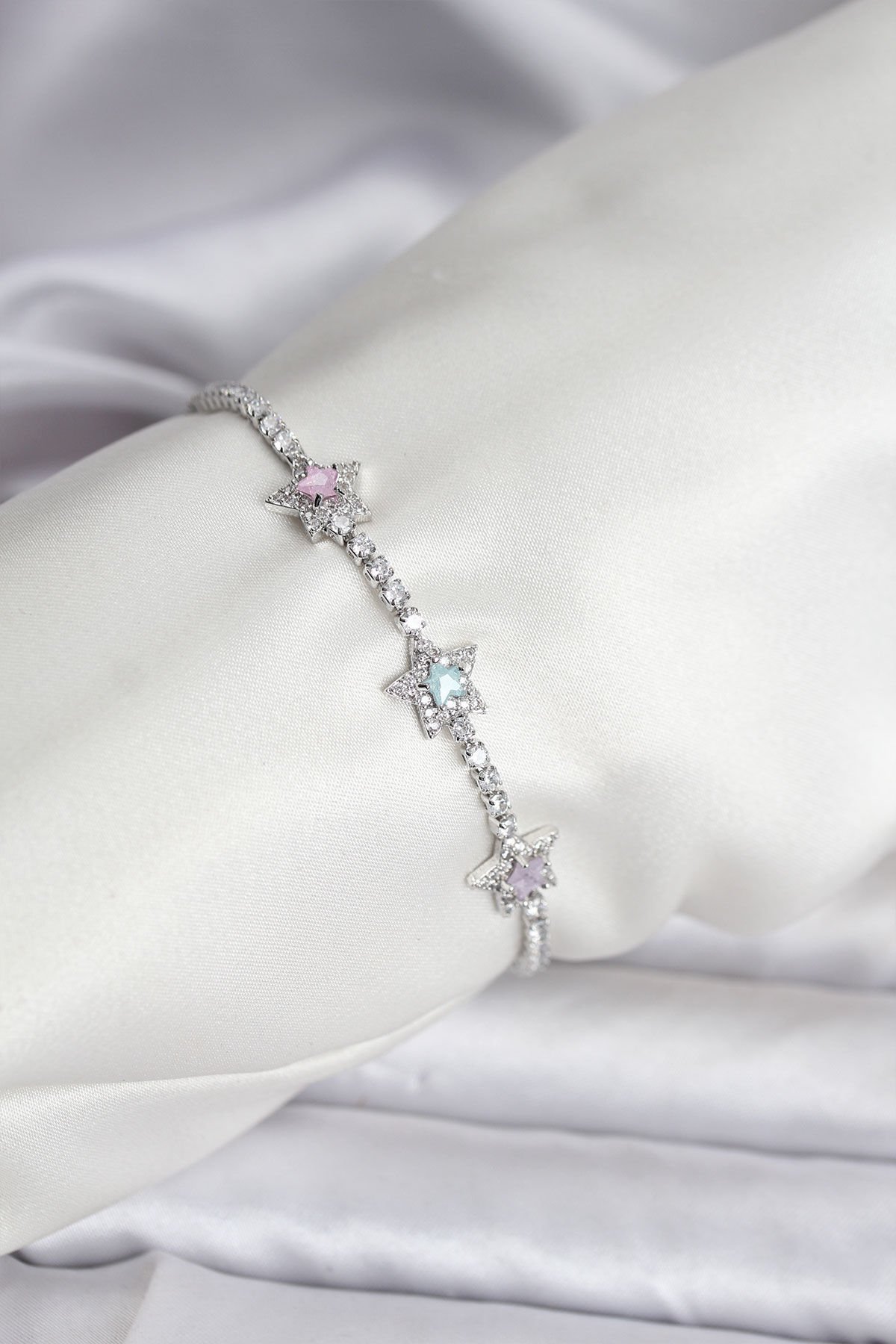 Renkli Yıldız Model Zirkon Taşlı Gümüş Renk Pirinç Su Yolu Kadın Bileklik - TJ-BB8101