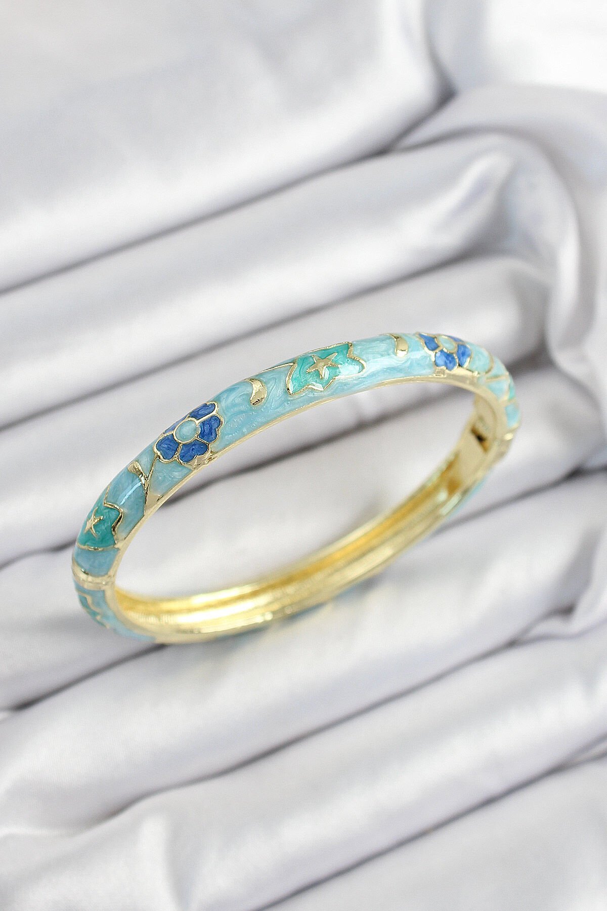 Mineli Pirinç Turkuaz Mavi Çiçek Motifli Gold Renk Kadın Kelepçe - TJ-BB7447