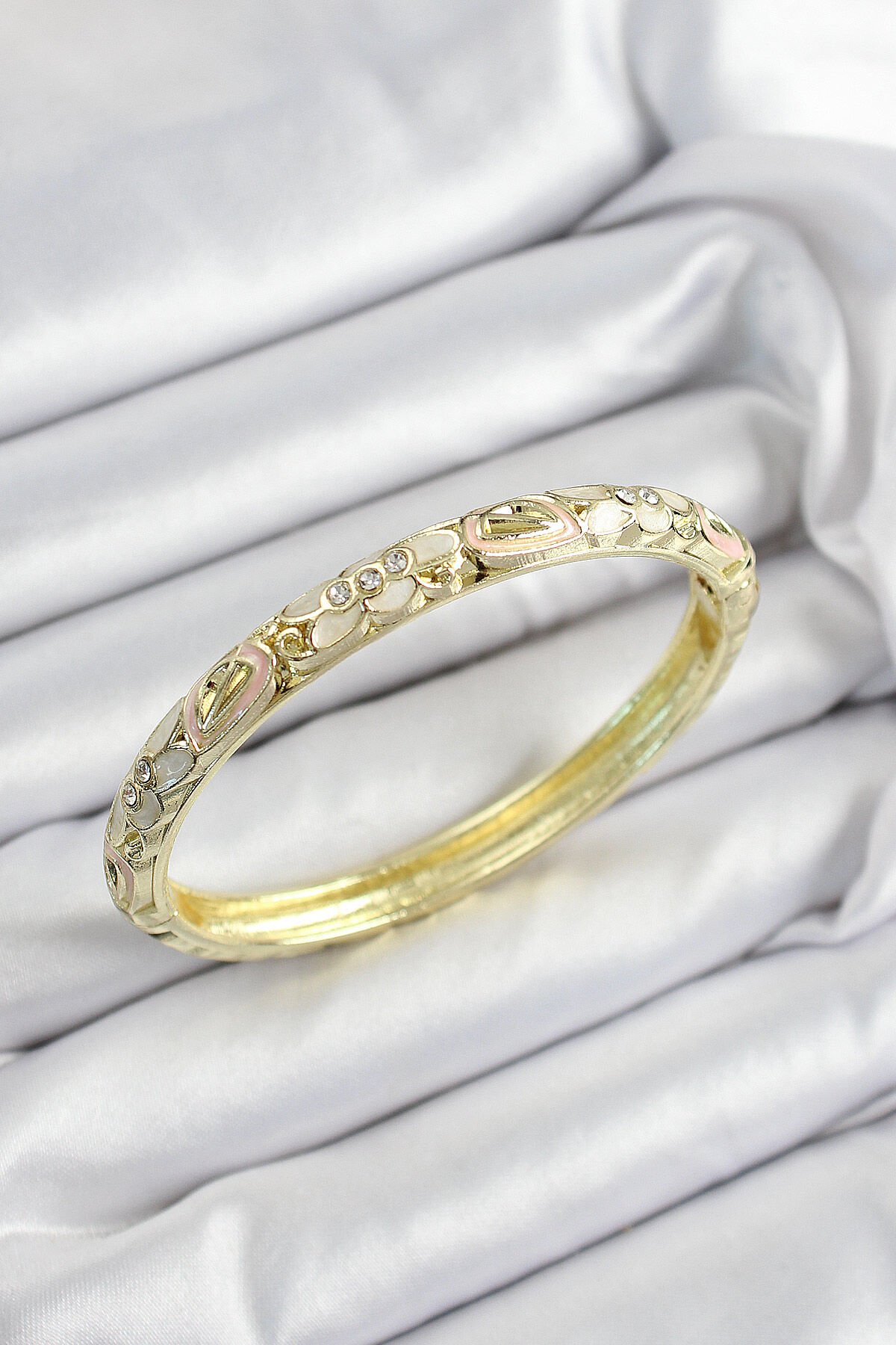 Mineli Pirinç Zirkon Taşlı Beyaz Pembe Çiçek Motifli Gold Renk Kadın Kelepçe - TJ-BB7452