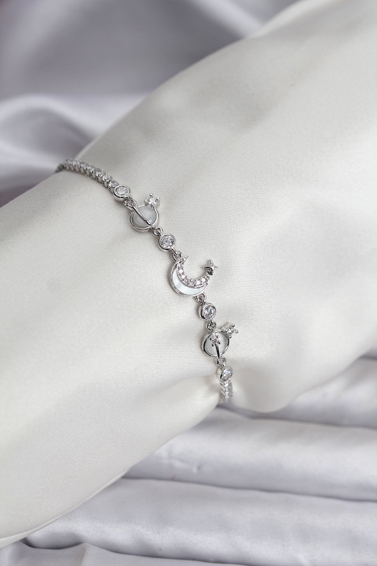 Charmlı Model Zirkon Taşlı Gümüş Renk Su Yolu Kadın Bileklik - TJ-BB8109