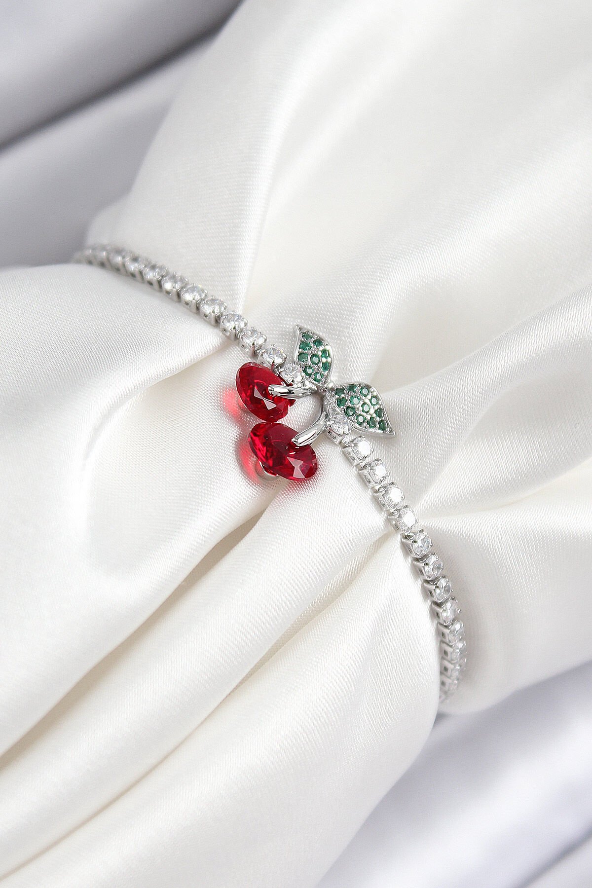 Pirinç Zirkon Taşlı Kiraz Model Gümüş Renk Asansörlü Kadın Bileklik - TJ-BB7454