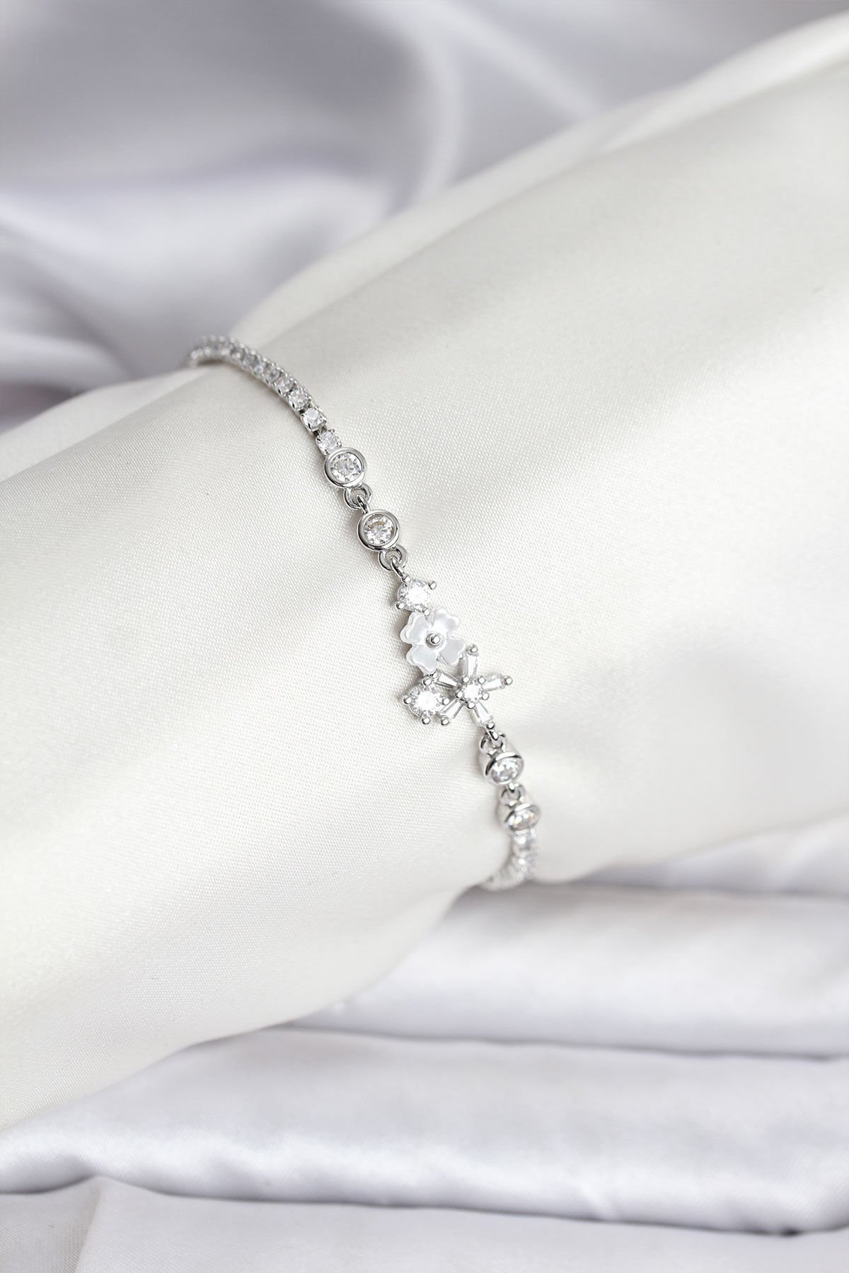 Çiçekli Model Zirkon Taşlı Gümüş Renk Su Yolu Kadın Bileklik - TJ-BB8111