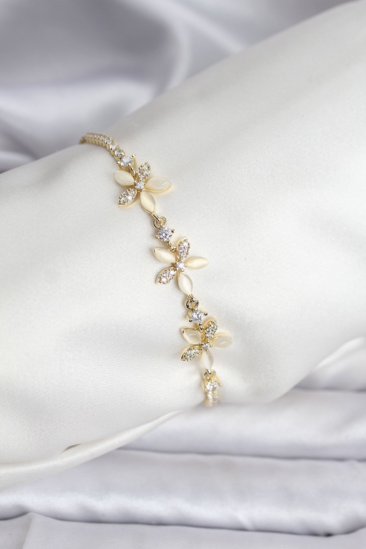 Çiçek Model Zirkon Taşlı Gold Renk Pirinç Su Yolu Kadın Bileklik - TJ-BB8112