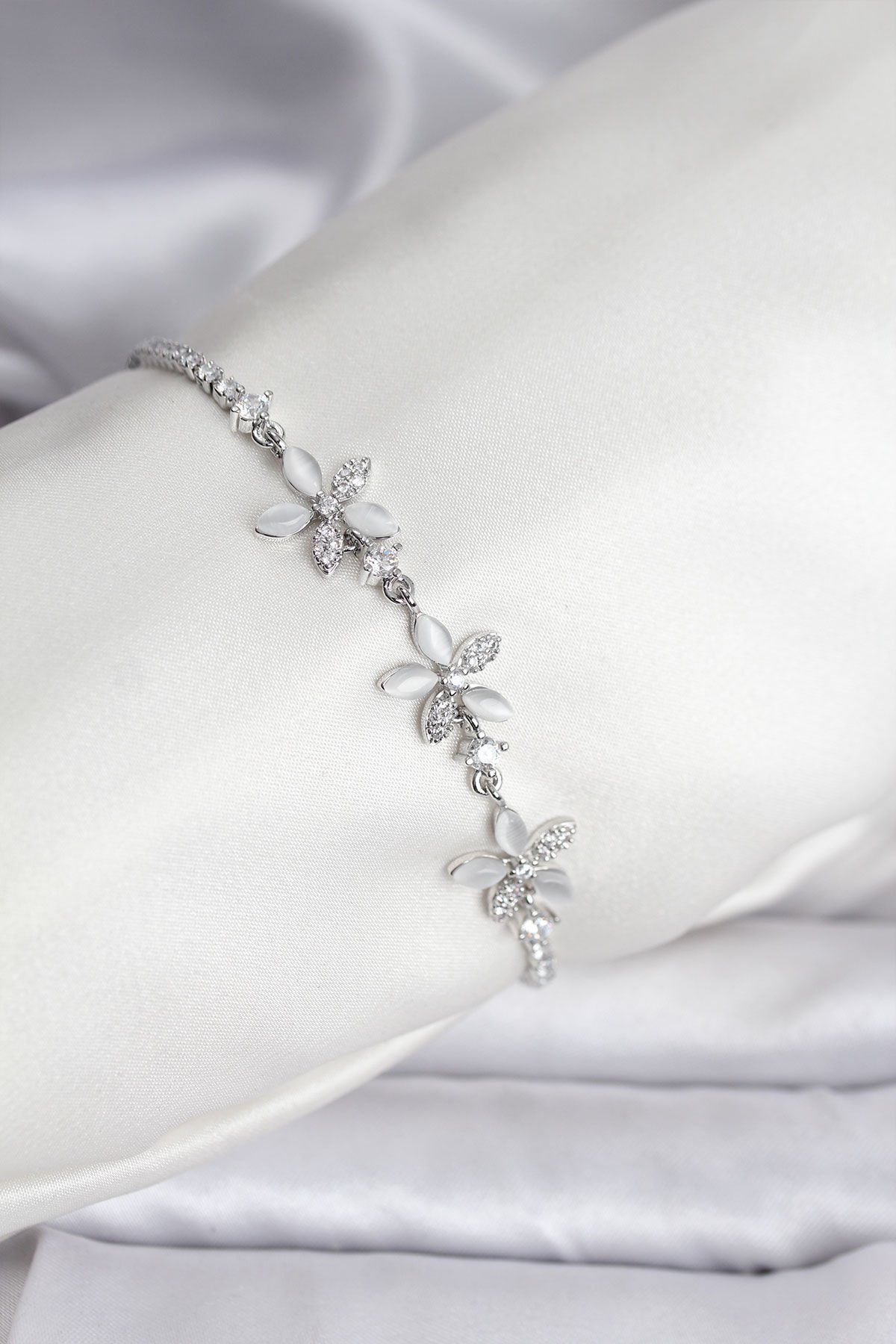 Çiçek Model Zirkon Taşlı Gümüş Renk Pirinç Su Yolu Kadın Bileklik - TJ-BB8113