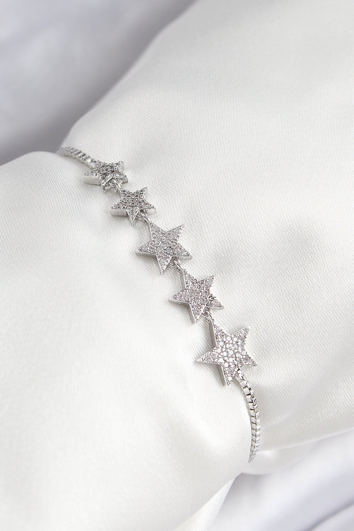 Pirinç Zirkon Taşlı Sıralı Yıldız Model Gümüş Renk Asansörlü Kadın Bileklik - TJ-BB7459