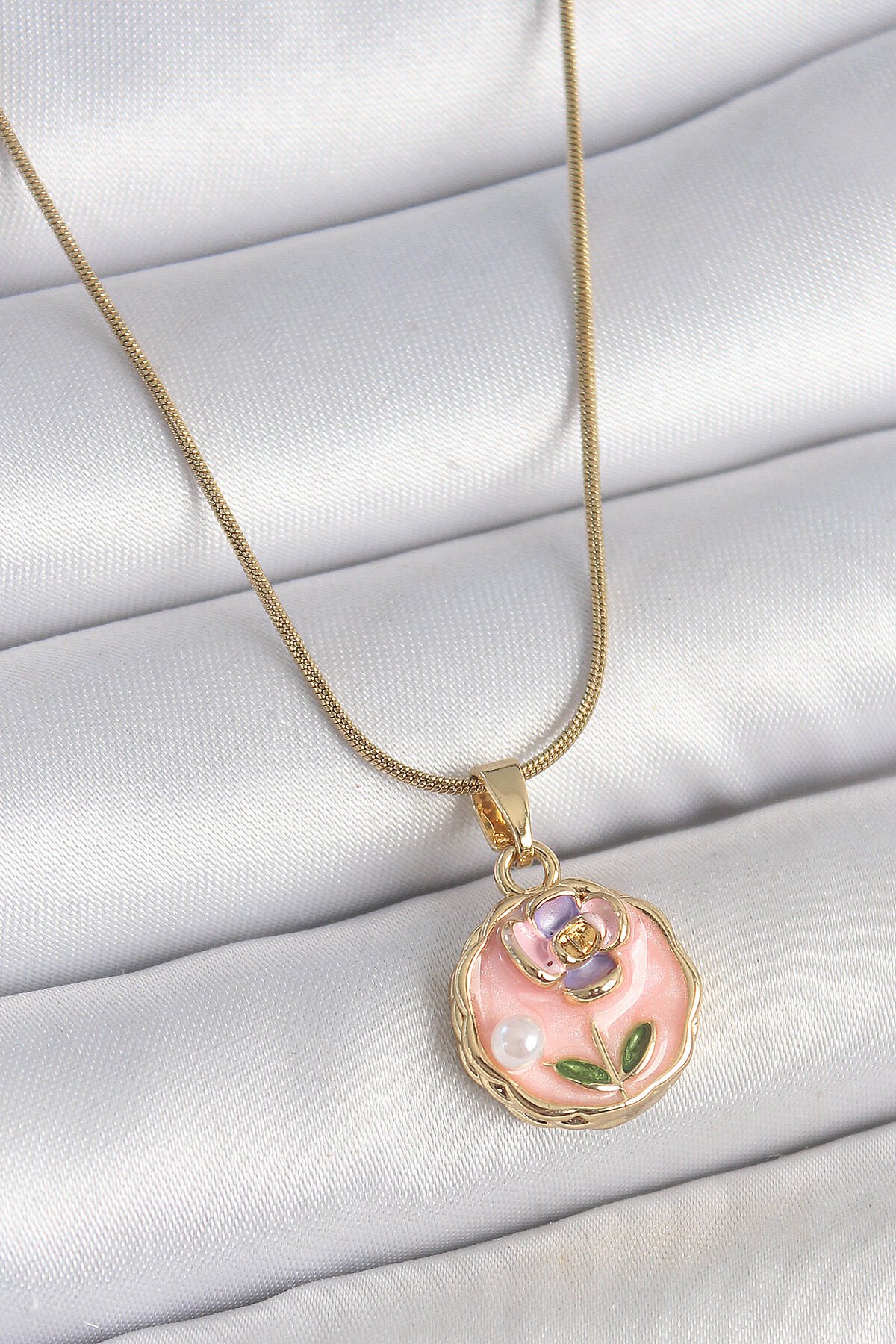316L Çelik Gold Renk Zincir Pembe Minimal Çiçek İşlemeli İnci Detay Portre Model Kadın Kolye - TJ-BKO10129