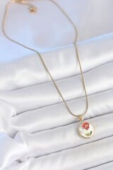 316L Çelik Gold Renk Zincir Beyaz Minimal Çiçek İşlemeli İnci Detay Portre Model Kadın Kolye - TJ-BKO10131