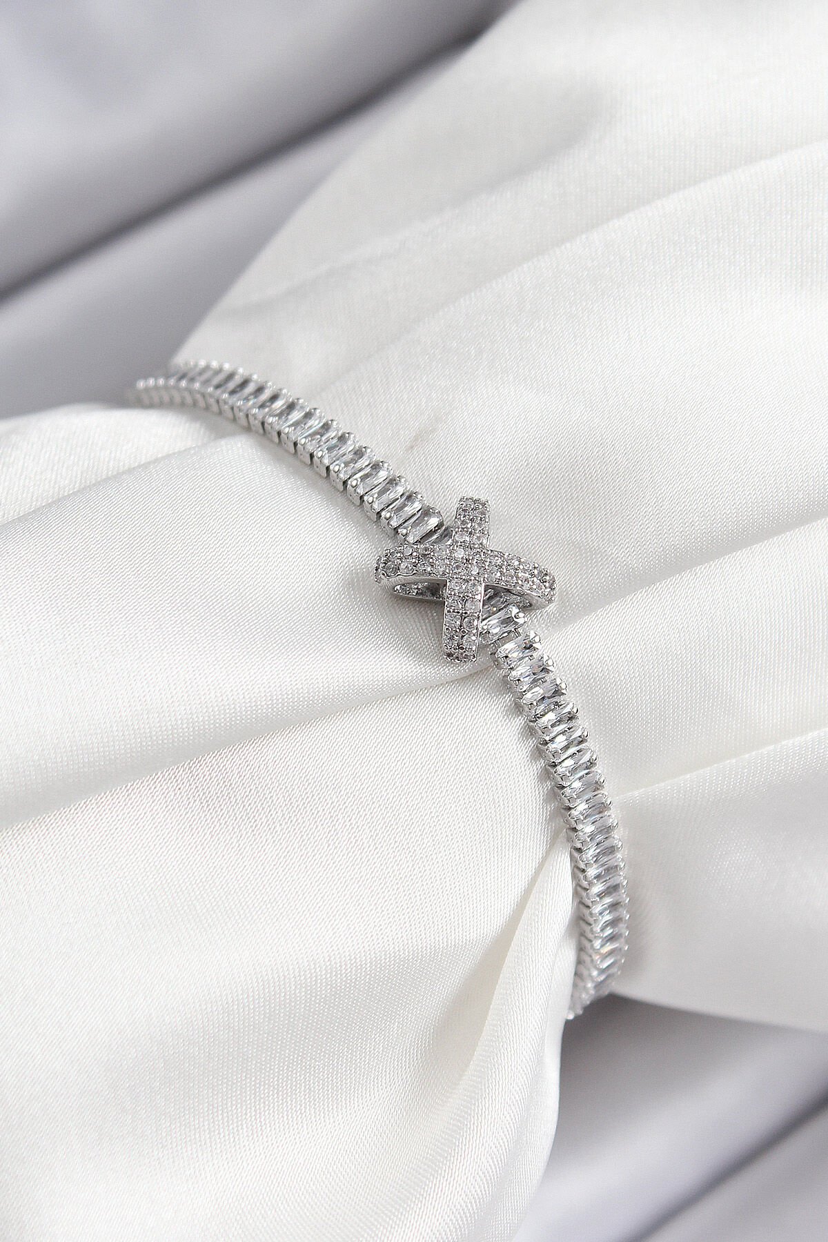 Pirinç Zirkon Taşlı X Detaylı Su Yolu Model Gümüş Renk Asansörlü Kadın Bileklik - TJ-BB7467