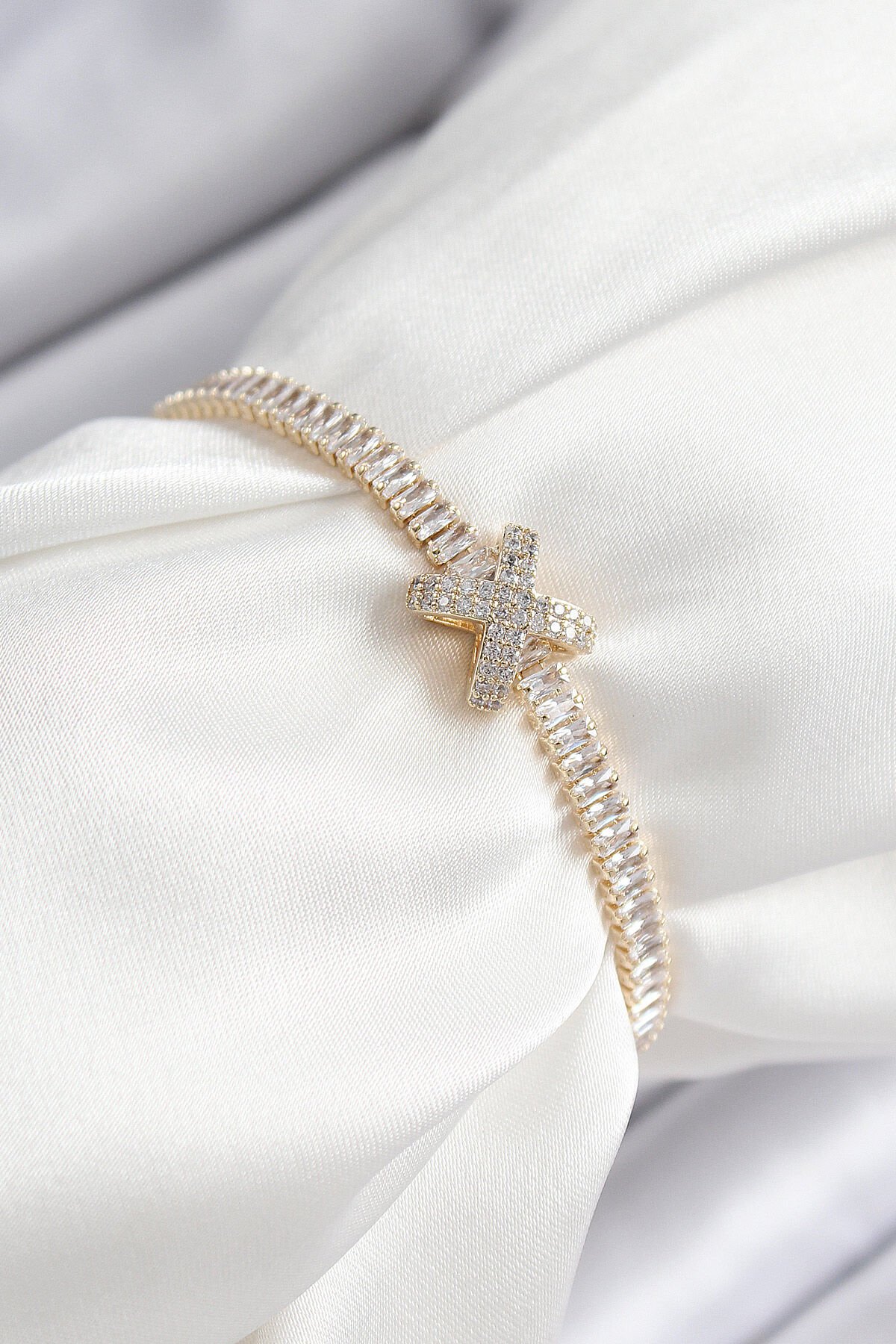 Pirinç Zirkon Taşlı X Detaylı Su Yolu Model Gold Renk Asansörlü Kadın Bileklik - TJ-BB7468