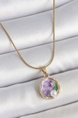 316L Çelik Gold Renk Zincir Mor Çiçek İşlemeli Zirkon Taş İnci Detaylı Minimal Portre Model Kadın Kolye - TJ-BKO10134