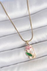 316L Çelik Gold Renk Zincir Beyaz Mineli Pembe Çiçek İşlemeli İnci Detay Dikdörtgen Portre Model Kadın Kolye - TJ-BKO10135