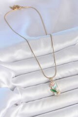 316L Çelik Gold Renk Zincir Mavi Mineli Pembe Çiçek İşlemeli İnci Detay Dikdörtgen Portre Model Kadın Kolye - TJ-BKO10136