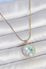 316L Çelik Gold Renk Zincir Zirkon Taş Detaylı Mavi Mineli Çiçek İşlemeli İnci Detay Kadın Kolye - TJ-BKO10137