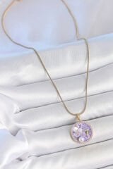 316L Çelik Gold Renk Zincir Zirkon Taşlı Mor Mineli Çiçek İşlemeli İnci Detay Portre Model Kadın Kolye - TJ-BKO10138