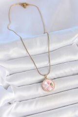 316L Çelik Gold Renk Zincir Zirkon Taşlı Pembe Mineli Çiçek İşlemeli İnci Detay Portre Model Kadın Kolye - TJ-BKO10139