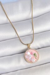 316L Çelik Gold Renk Zincir Zirkon Taşlı Pembe Mineli Çiçek İşlemeli İnci Detay Portre Model Kadın Kolye - TJ-BKO10139
