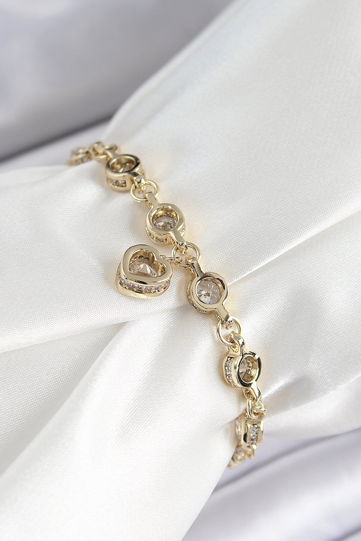 Xuping Pirinç Zirkon Taşlı Sallantılı Kalp Model Gold Renk Kadın Bileklik - TJ-BB7475