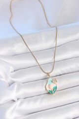 316L Çelik Gold Renk Zincir Damla Mix Renk Mineli Çiçek İşlemeli Kelebek Detay Portre Model Kadın Kolye - TJ-BKO10141