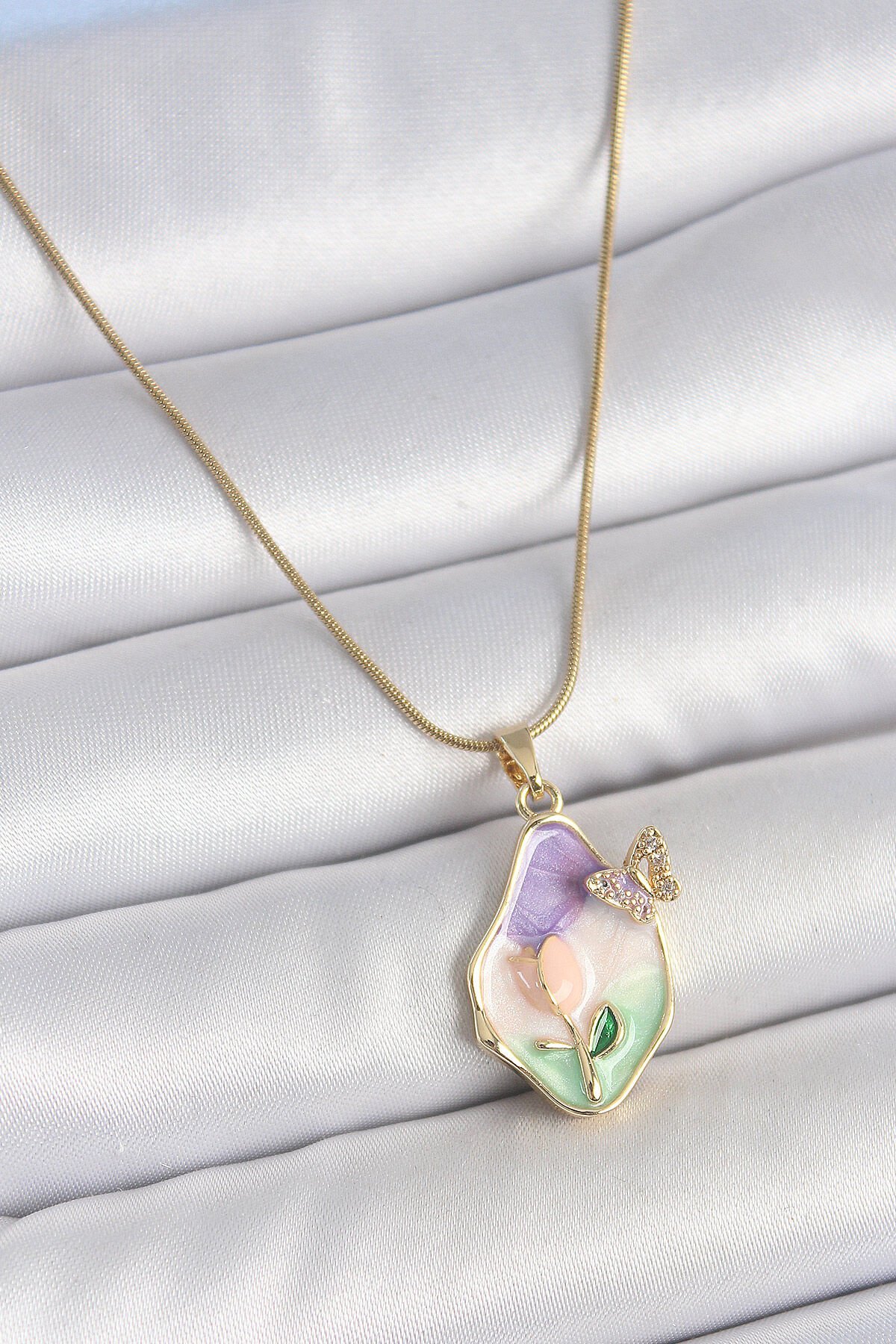 316L Çelik Gold Renk Zincir Damla Mix Renk Mineli Çiçek İşlemeli Kelebek Detay Portre Model Kadın Kolye - TJ-BKO10142